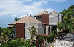 海に向かって建つヴィラ
